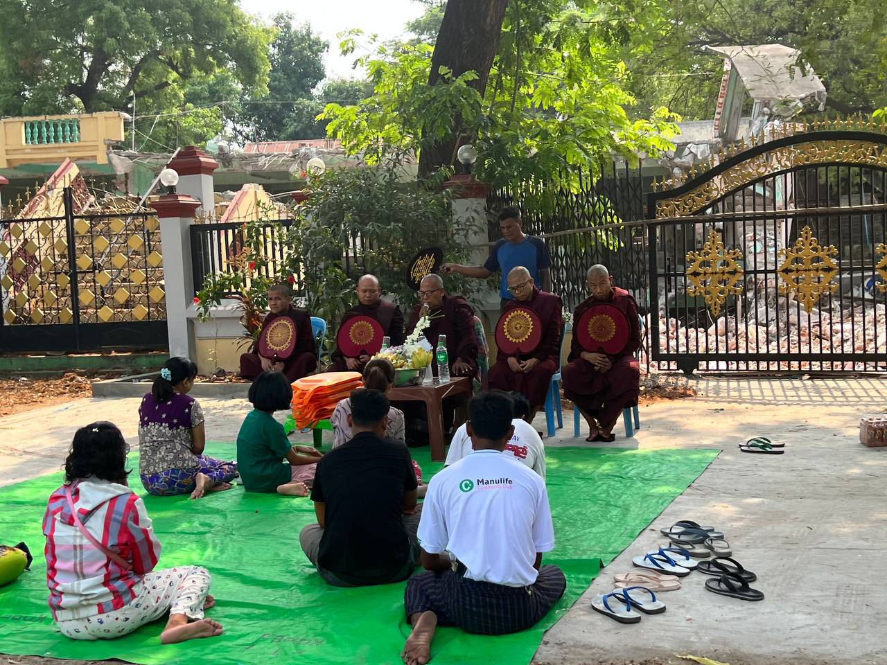 ဧပြီ ၂၈ ရက်နေ့ ငလျင်တစ်လပြည့်တွင် ငလျင်ဘေးကြောင့် ကွယ်လွန်သွားသူများအတွက် အမျှအတမ်းပြုလုပ်နေသော မိသားစုဝင်များ(ဓာတ်ပုံ - Myanmar Now)