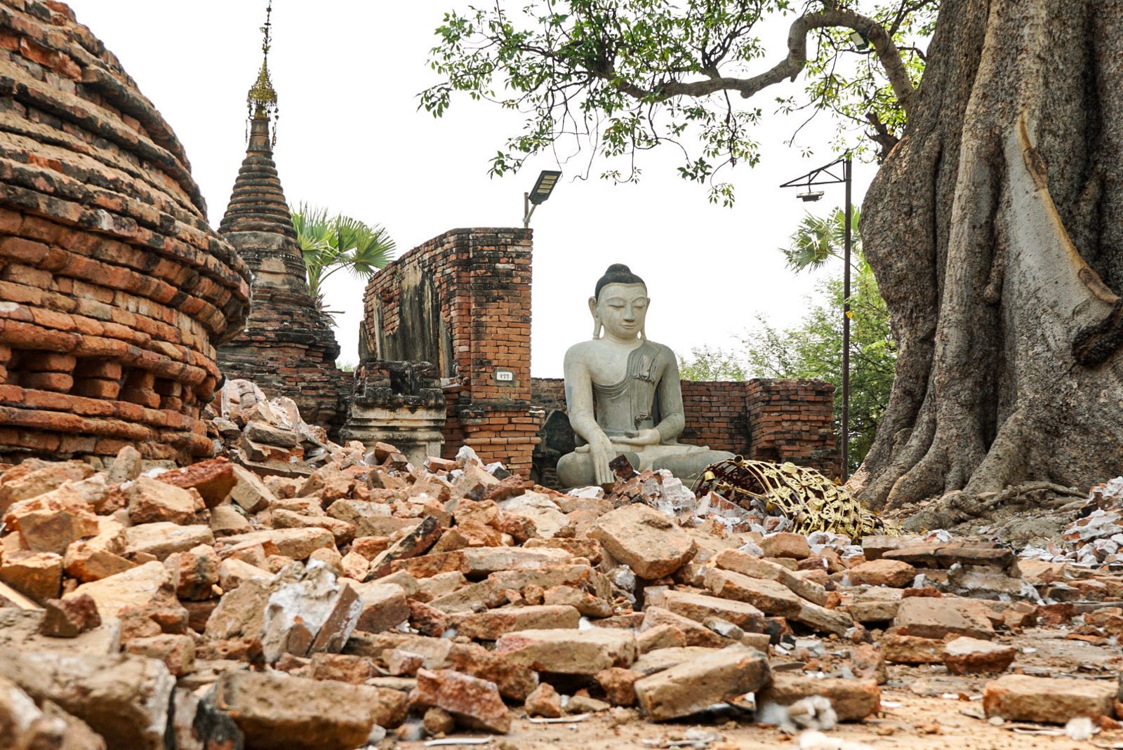 ငလျင်ကြောင့် ပျက်စီးသွားသည့် အင်းဝမြို့ဟောင်းက ဘုရားတစ်ဆူ (ကံကောင်း/Myanmar Now)