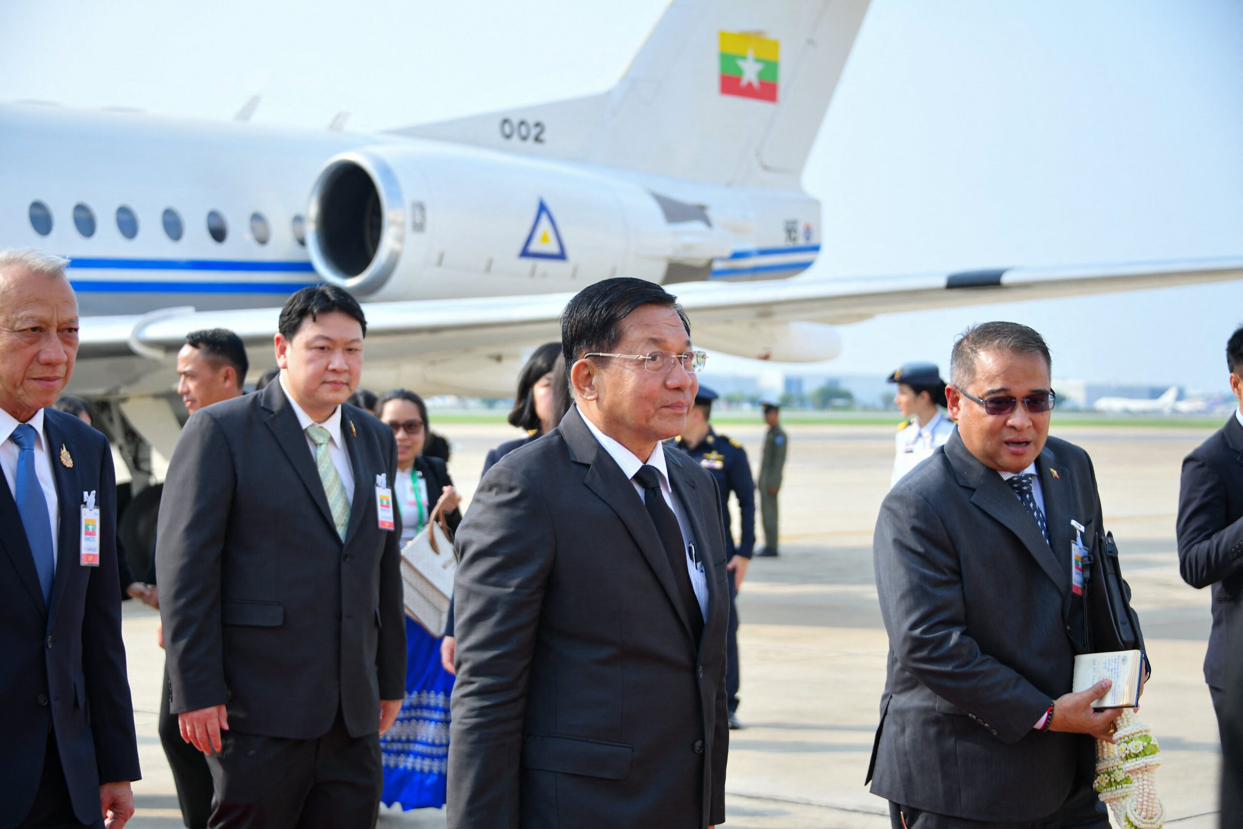 ဘင်္ဂလားပင်လယ်အော် စီးပွားရေးနှင့် နည်းပညာဆိုင်ရာ ဘက်စုံ ပူးပေါင်း ဆောင်ရွက်ရေး အဖွဲ့အစည်း (BIMSTEC) ထိပ်သီးအစည်းအဝေး တက်ရောက်ရန်အတွက် စစ်ကောင်စီ ခေါင်းဆောင် မင်းအောင်လှိုင် ဧပြီလ ၃ ရက်နေ့က ထိုင်းနိုင်ငံ ဘန်ကောက်မြို့သို့ ရောက်ရှိလာစဉ် (ဓာတ်ပုံ - AFP)