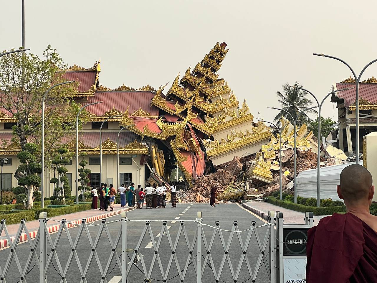 မန္တလေးရှိ မဟာမြတ်မုနိဘုရားကြီးသည် အရေးပါသော ဗုဒ္ဓဘာသာ ဘုရာဖူးဒေသ တခုဖြစ်ပြီး၊ ငလျင်ကြောင့် ထိခိုက်ပျက်စီးမှုများ ရှိခဲ့သည်။ (ဓာတ်ပုံ - Myanmar Now)