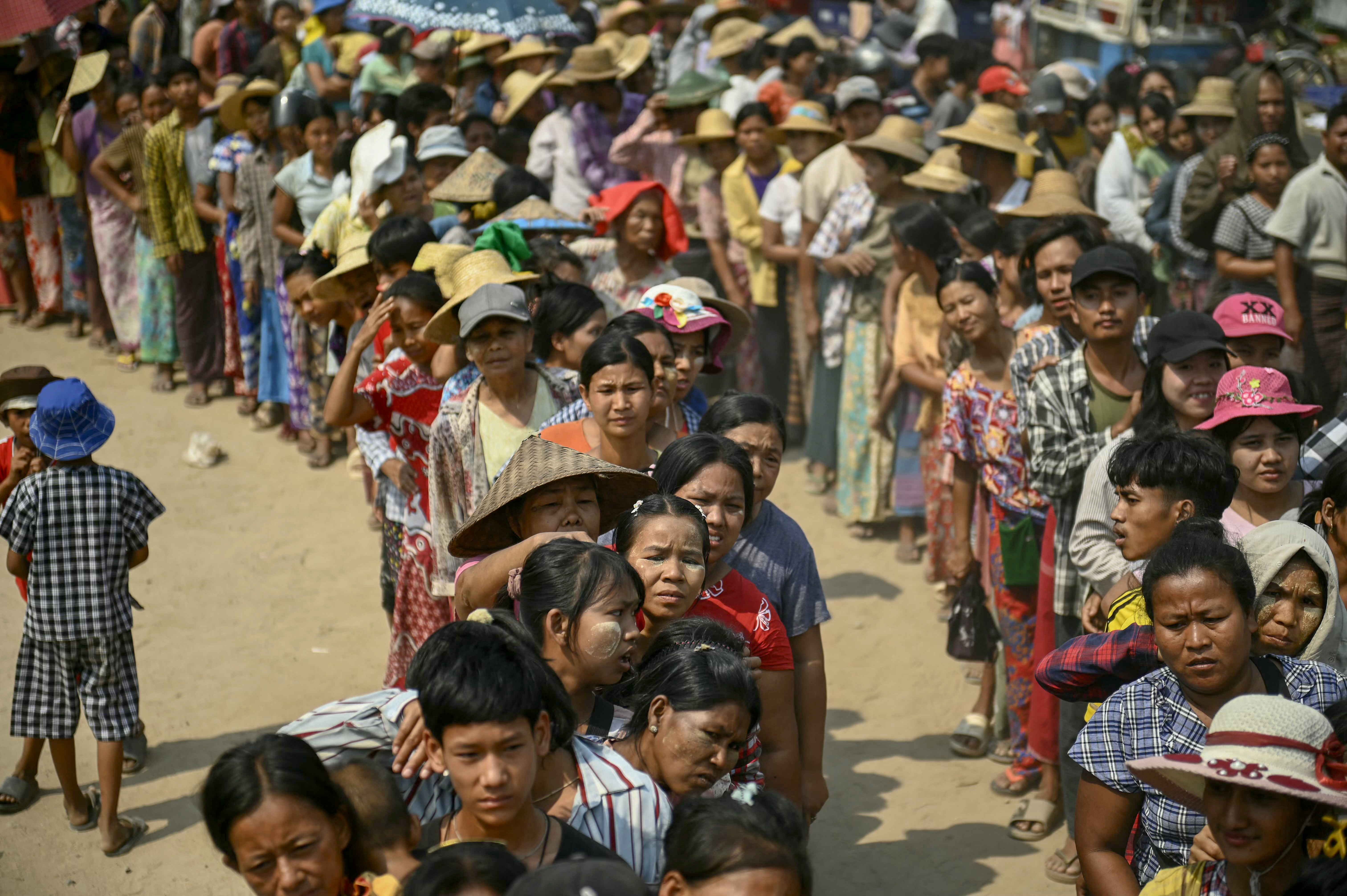 စစ်ကိုင်းတွင် ဧပြီလ ၃ ရက်နေ့က စားနပ်ရိက္ခာအတွက် တန်းစီနေကြစဉ် (ဓာတ်ပုံ - AFP)
